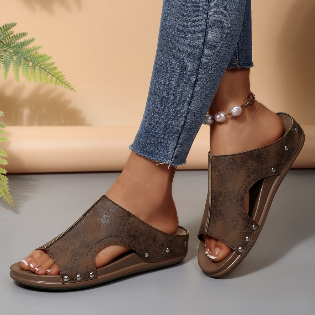 Sandales confortables à enfiler pour dames avec un design découpé à la mode et un élégant motif en strass Chic und Stil