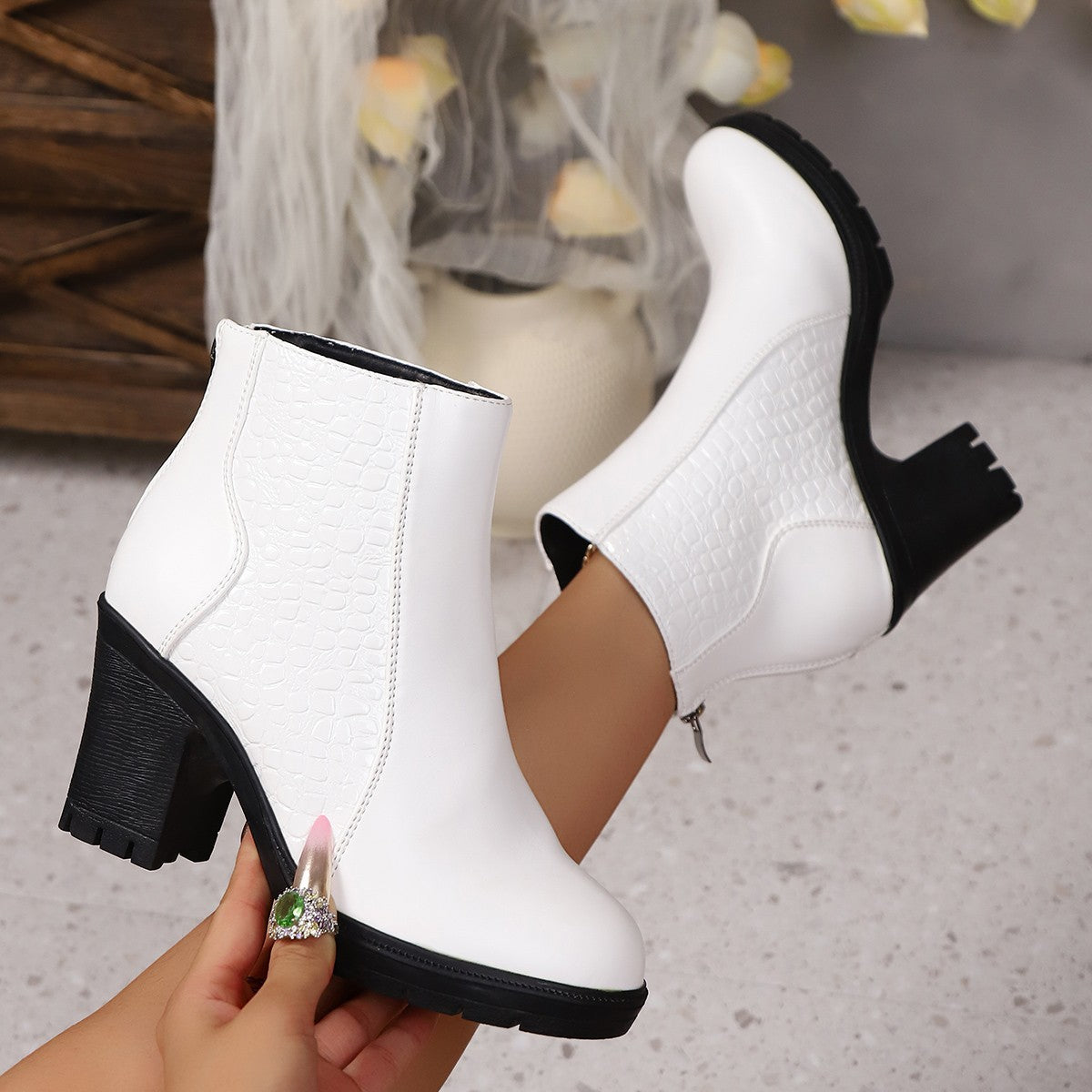 Bottes chevilles tendance pour femmes avec matériau supérieur texturé Chic und Stil