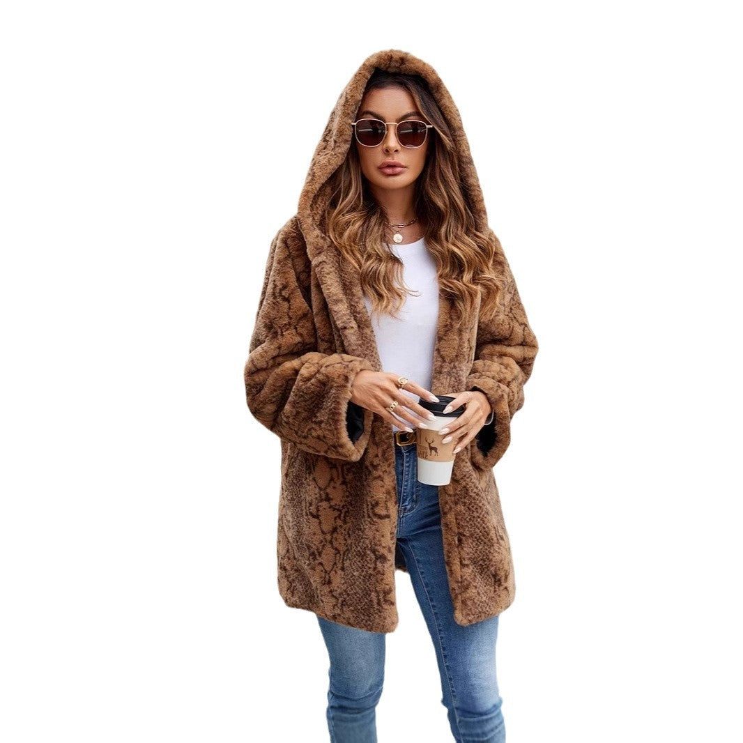 Dames Furry Parka avec capuche et coupe élégante Chic und Stil
