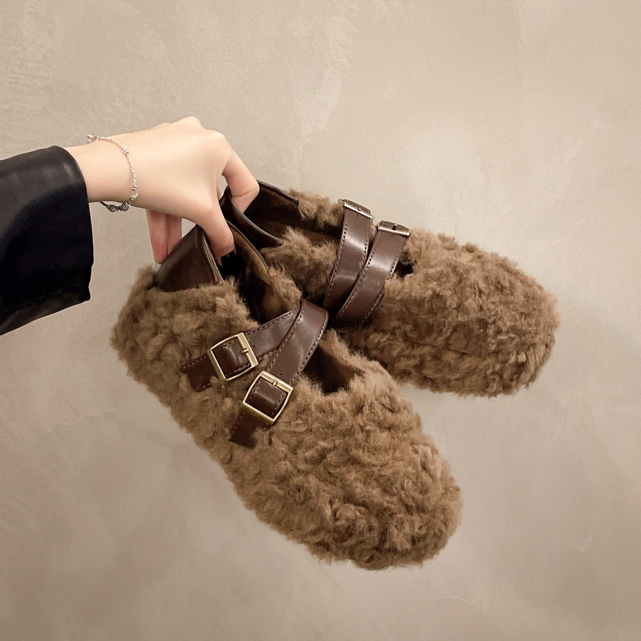 Chaussons en peluche pour femmes avec design de bandoulière réglable Chic und Stil