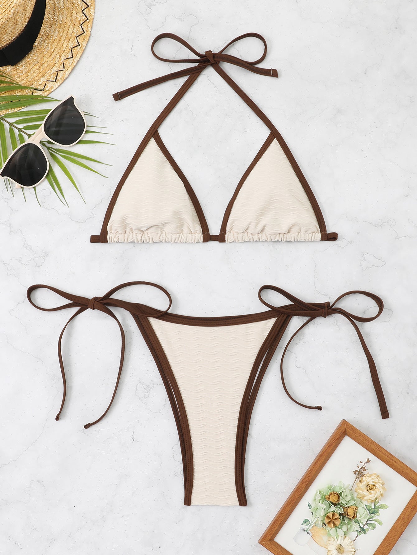 Bikini triangle femme avec des liens raffinés et un design ondulé Chic und Stil