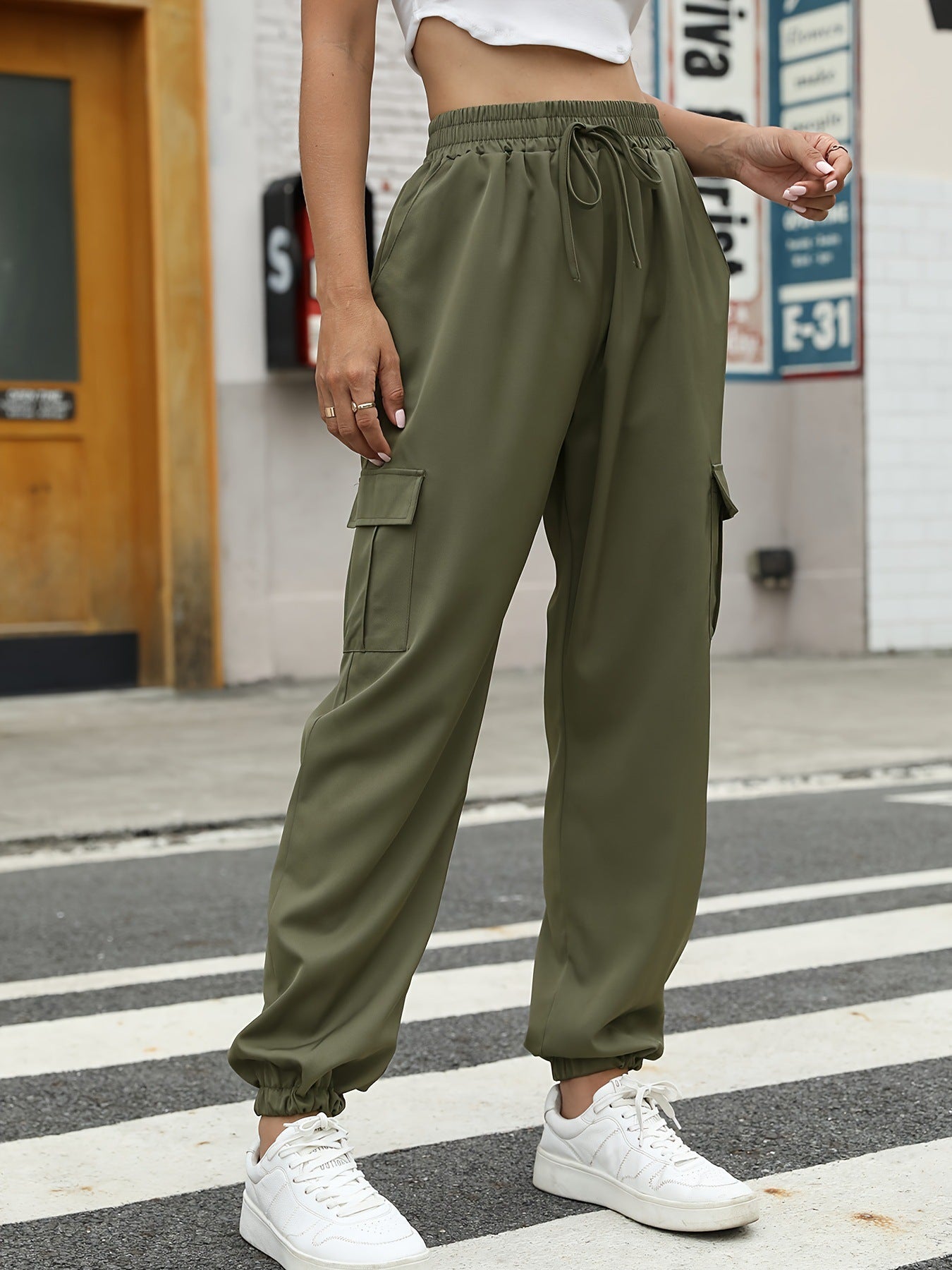 Pantalon cargo pour femmes avec taille élastique et poches latérales pratiques Chic und Stil