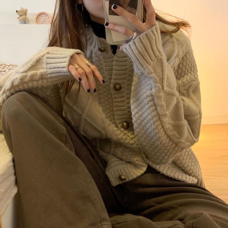 Cardigan en tricot épais pour femmes avec détails en bouton et motif en torsades Chic und Stil