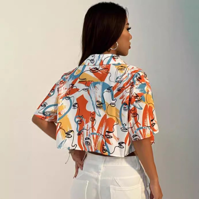 Blouse cropped pour dames avec impression graphique vive et fermeture à bouton pratique Chic und Stil