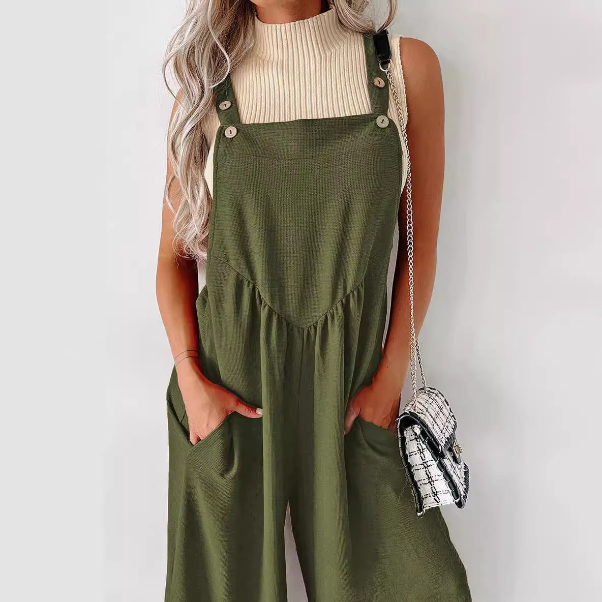 Combinaison décontractée pour femmes avec jambe large et détails de boutons décoratifs Chic und Stil
