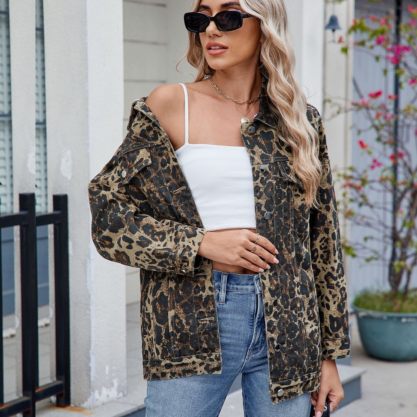 Veste en denim pour femmes au design léopard tendance avec une coupe décontractée Chic und Stil