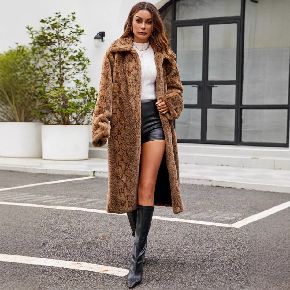 Blazer long pour femmes en fausse fourrure moelleuse avec un motif serpent à la mode Chic und Stil