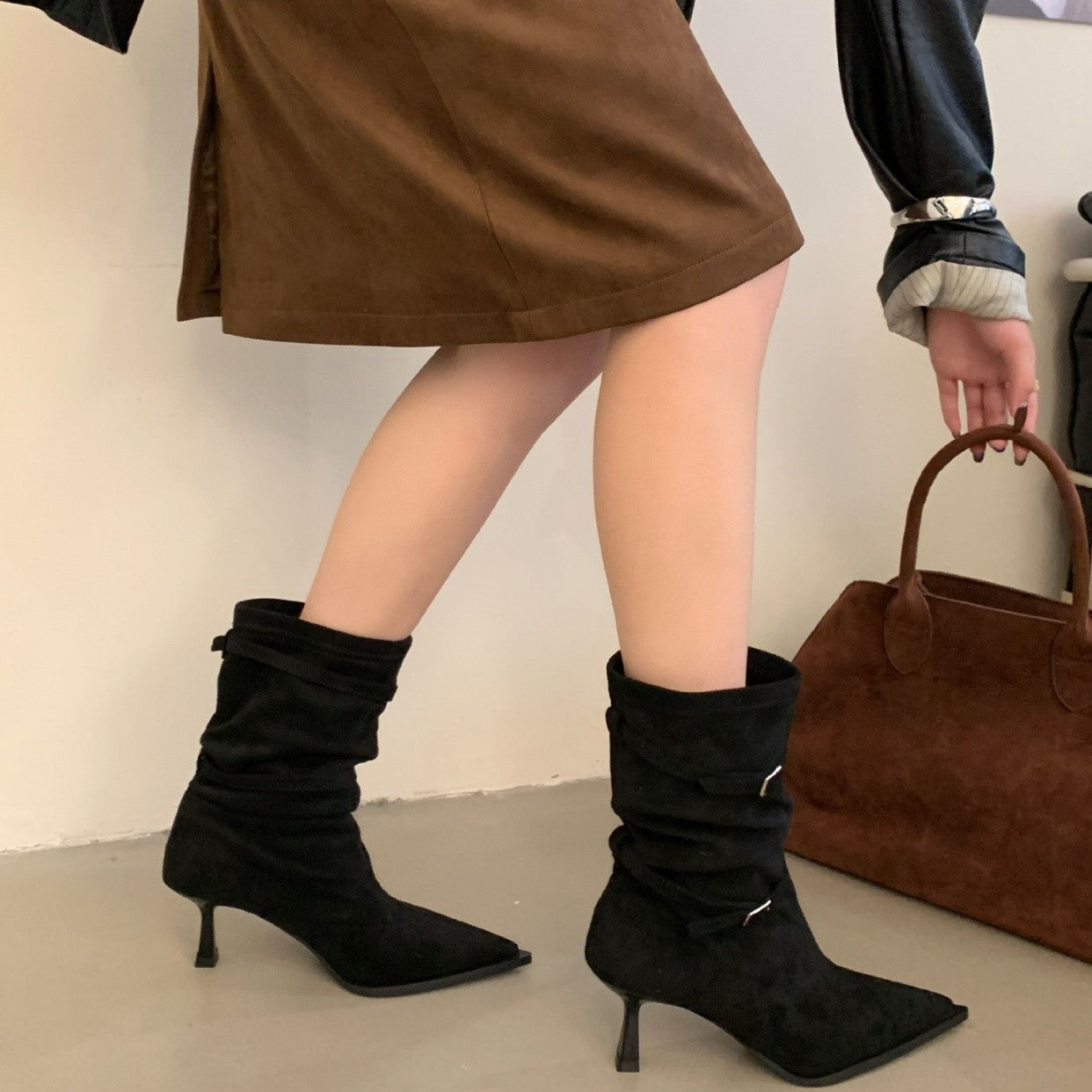 Bottines élégantes pour femmes en doux daim avec un design plissé chic et un petit talon Chic und Stil
