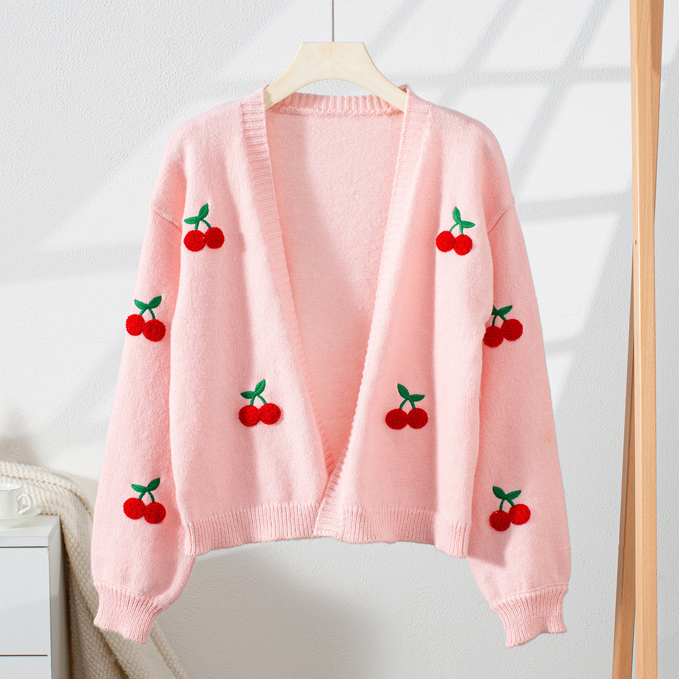 Gilet pour dames en tricot douillet avec des appliqués inspirés des cerises Chic und Stil