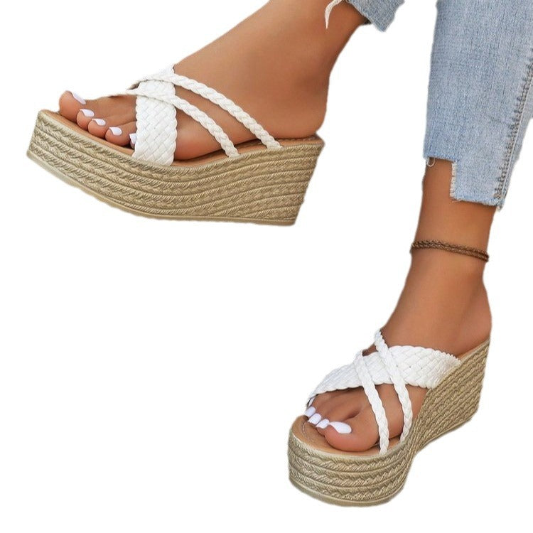 Chaussons à plateforme pour femmes avec design de sangle tressée et semelle antidérapante Chic und Stil