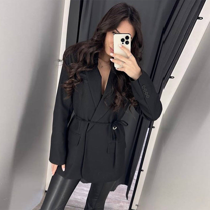 Blazer féminin à la mode avec ceinture ajustable Chic und Stil