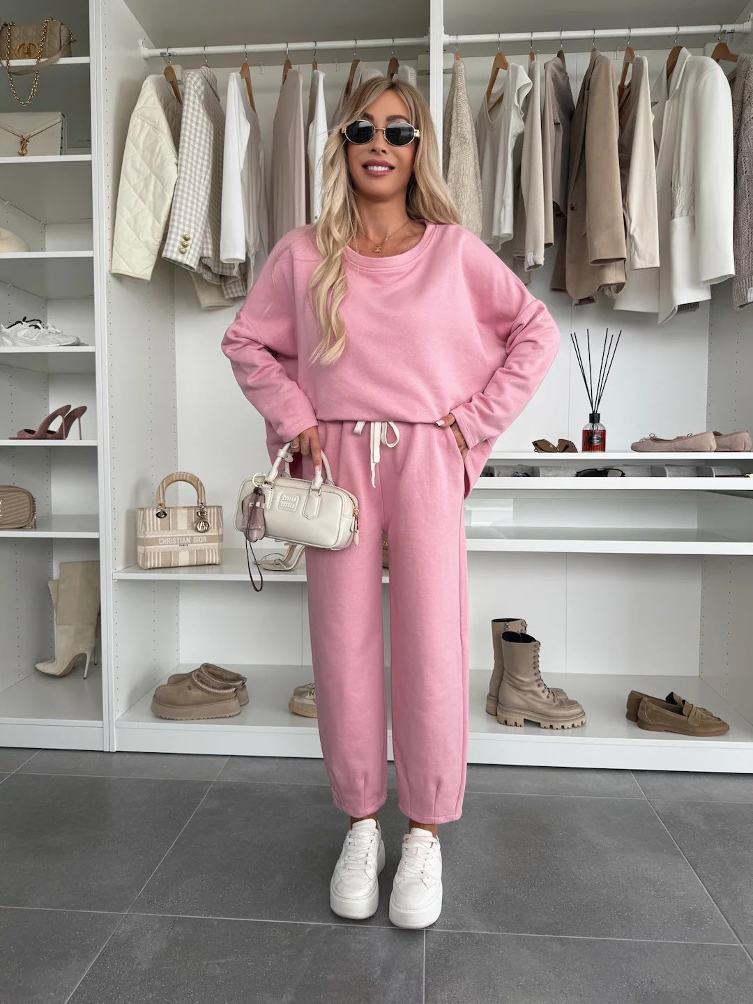 Casual women's set with a loose top and comfortable pants Chic und Stil