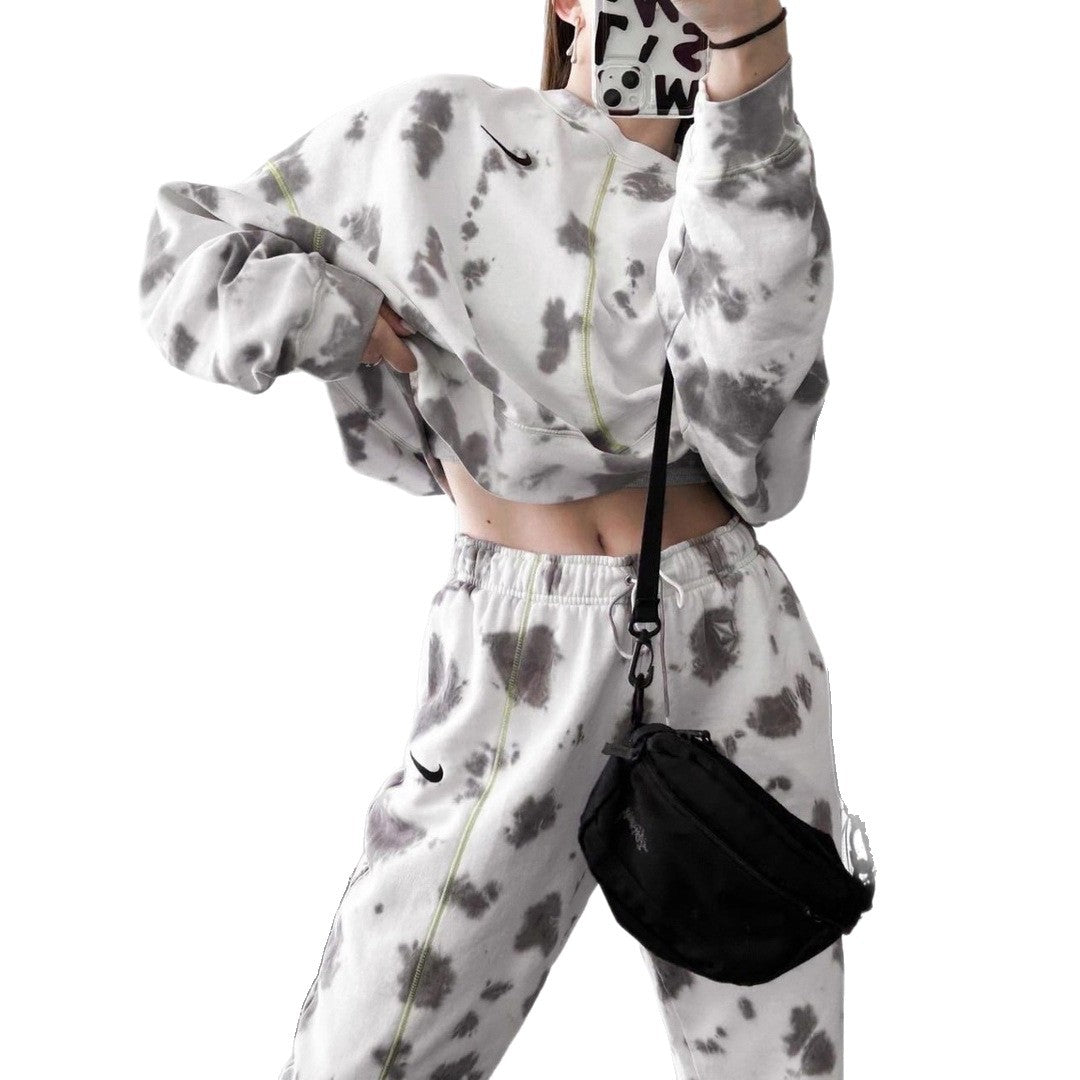 Casual women's set with cozy sweat pants and hoodie Chic und Stil