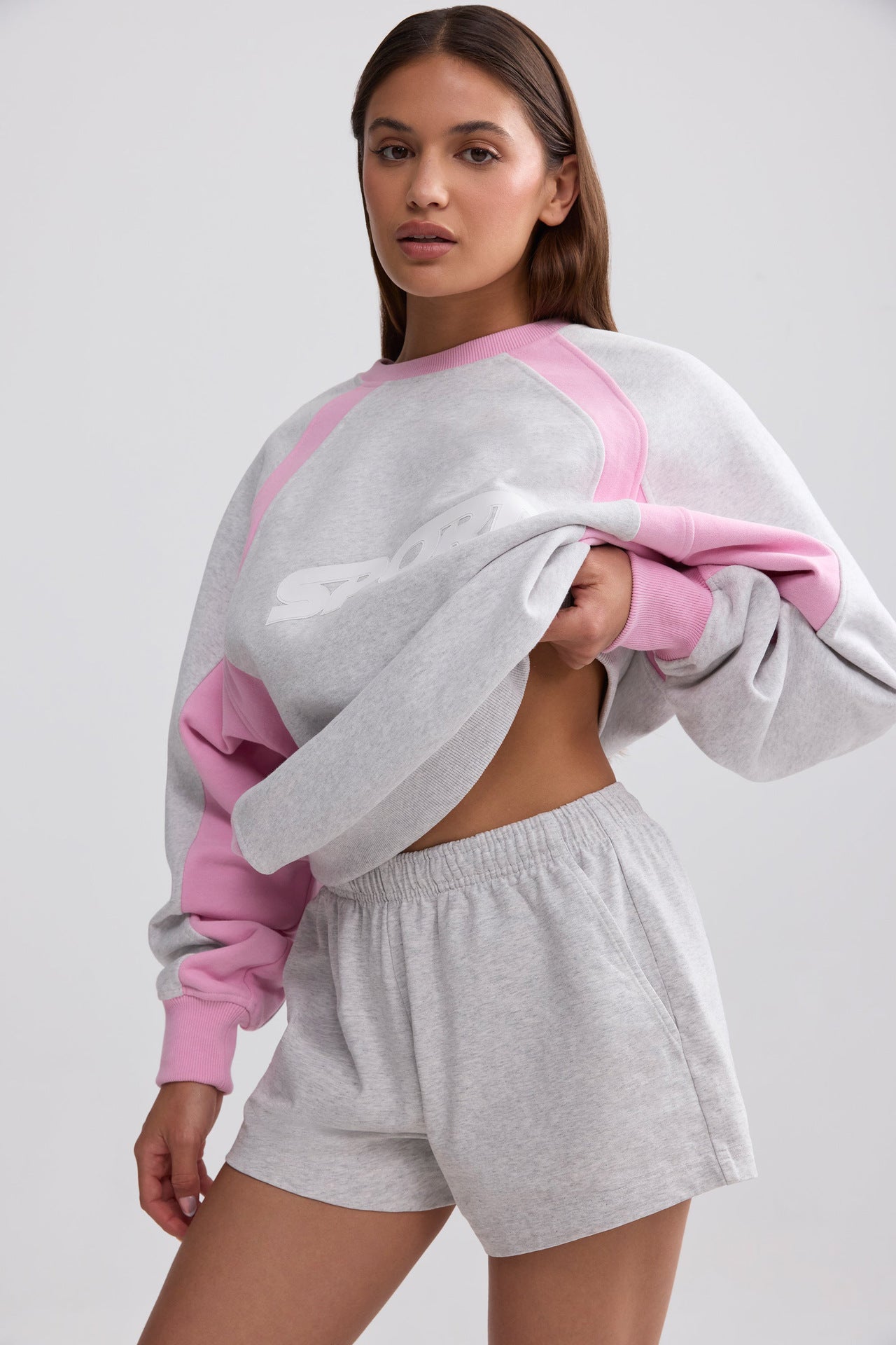 Ensemble de sweat-shirt sportif et de shorts pour femmes Chic und Stil