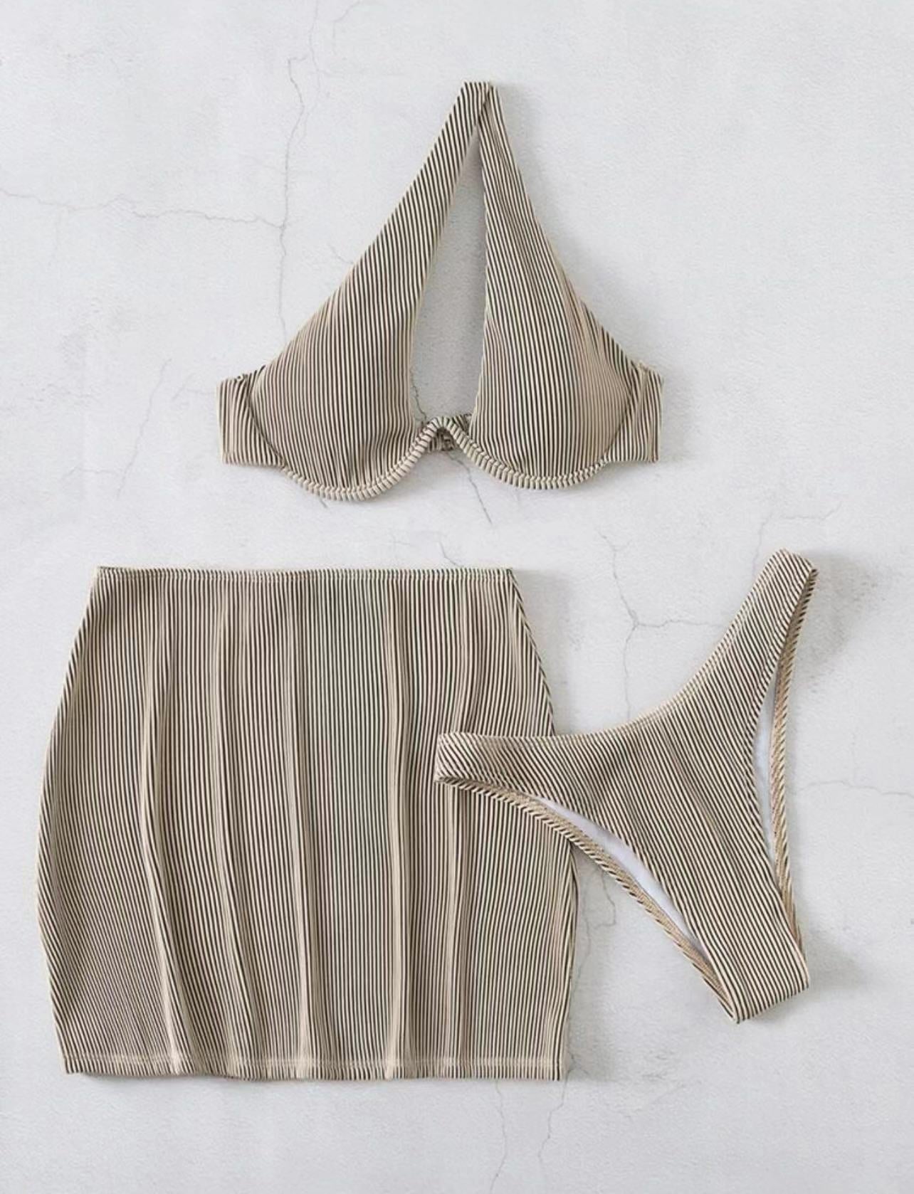Maillot de bain féminin élégant avec haut asymétrique et jupe ajustée Chic und Stil