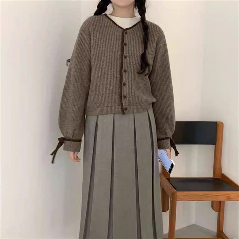 Cardigan pour femmes avec des finitions contrastées aux manches et boutonnière Chic und Stil