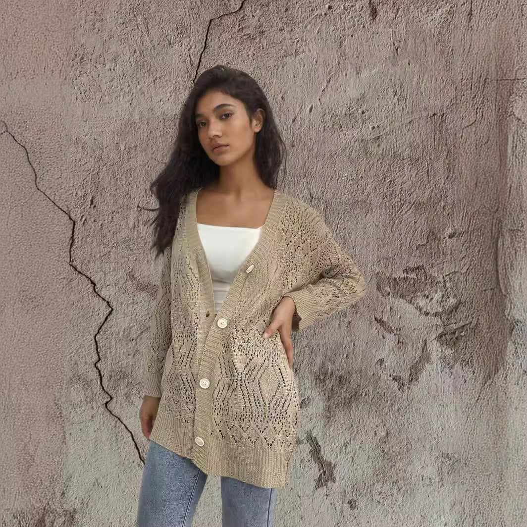 Cardigan en tricot pour femmes avec des motifs aérés et des détails de boutons Chic und Stil