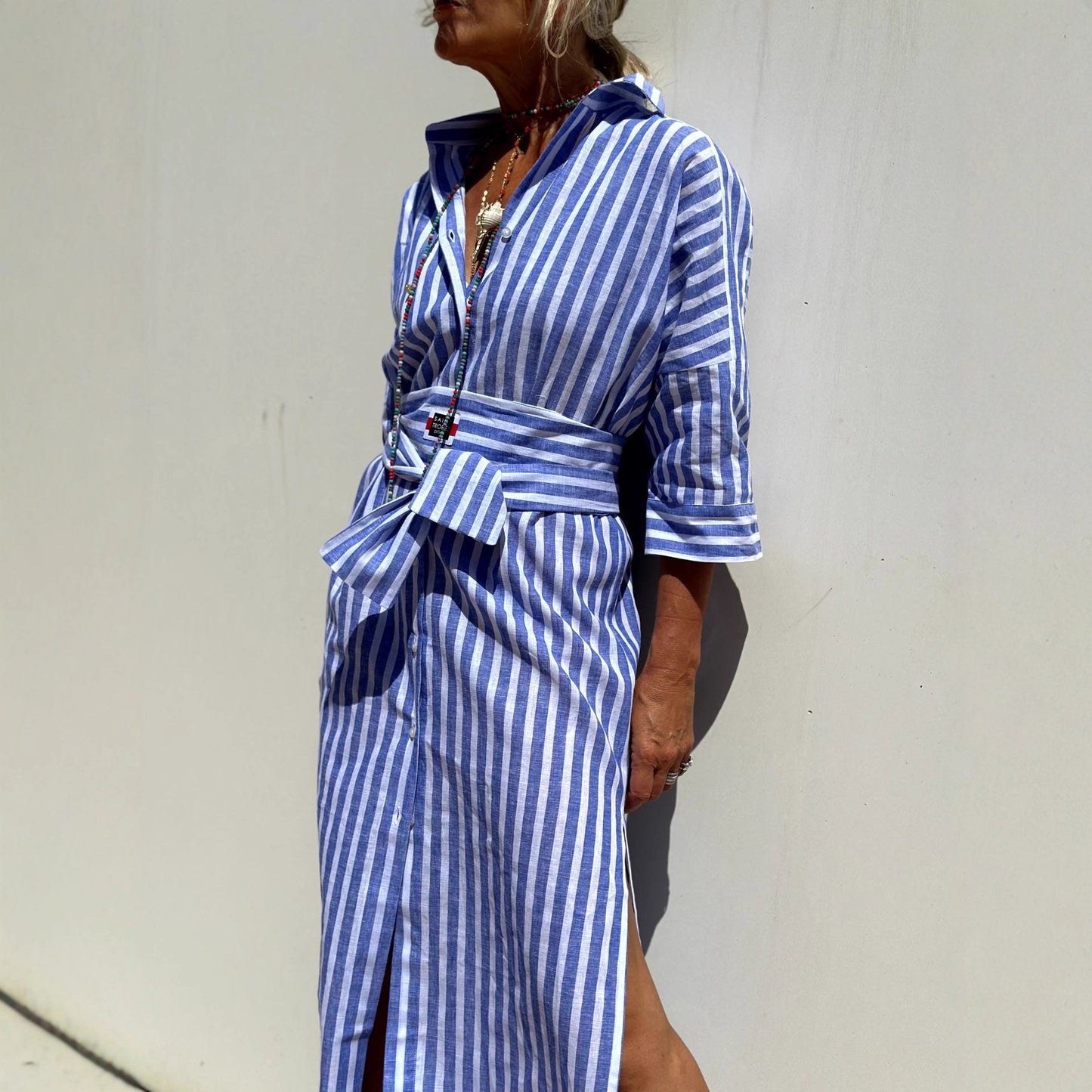 Robe chemise pour femmes avec un design de laçage moderne et des fentes latérales Chic und Stil