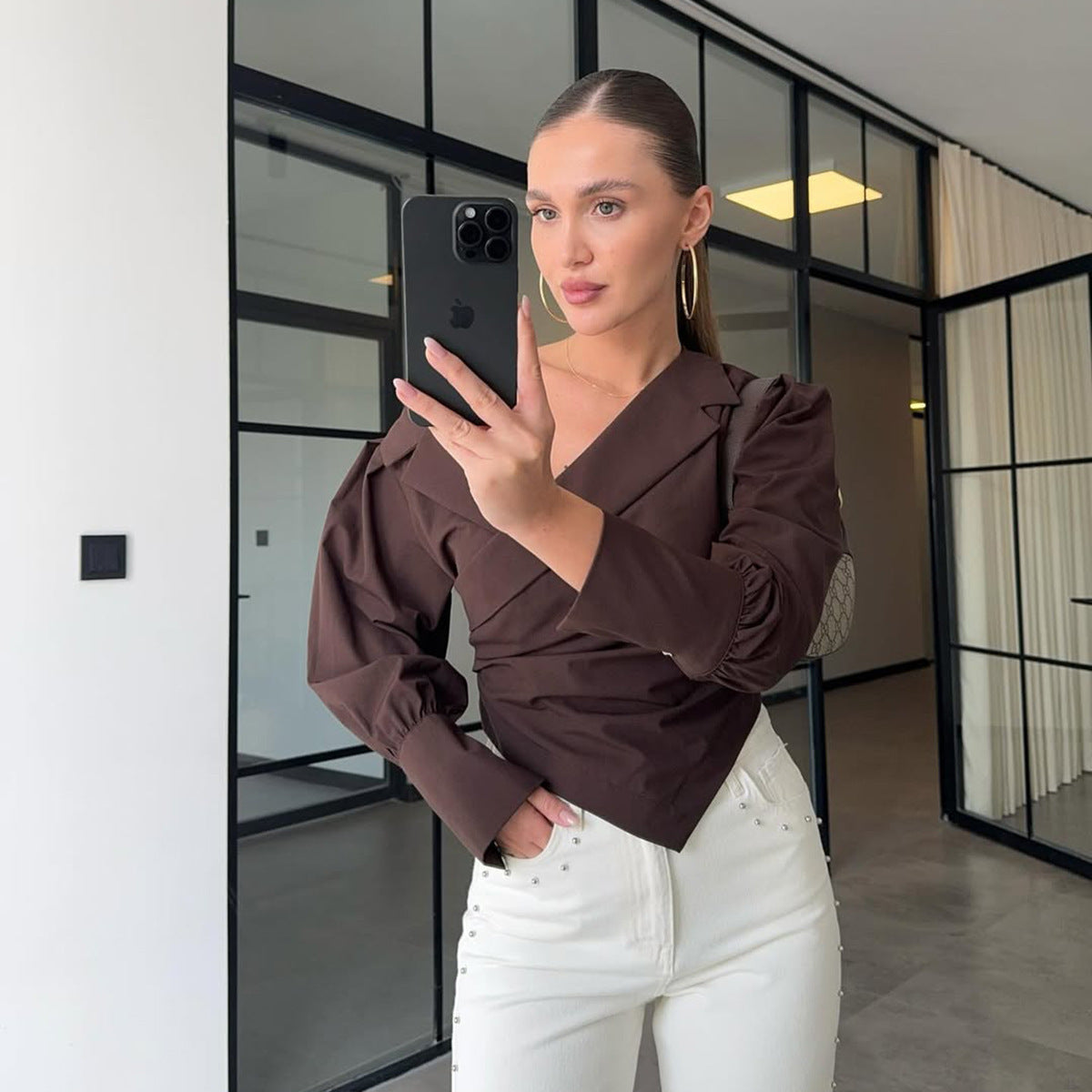 Blouse élégante à enrouler pour femmes avec coupe asymétrique et manches bouffantes Chic und Stil