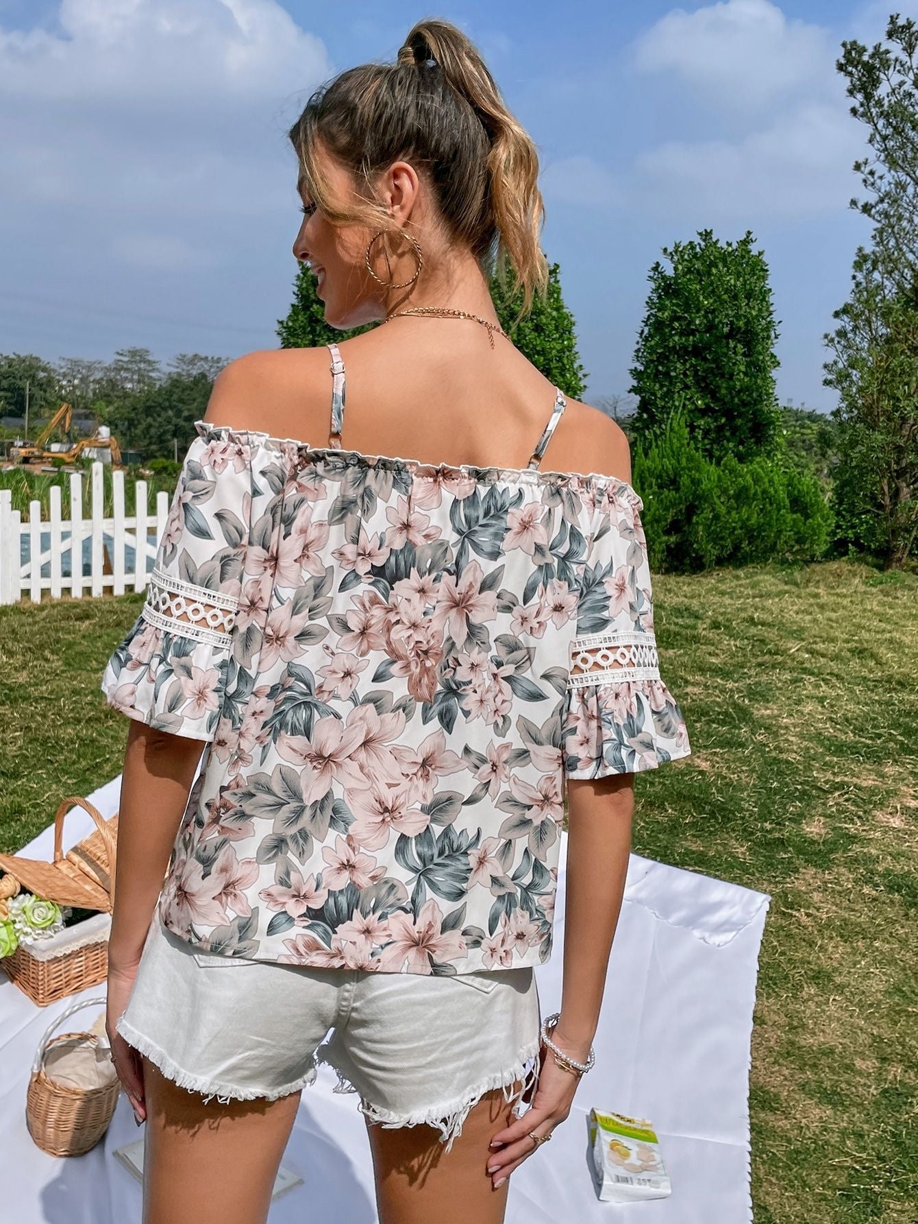 Blouse off-shoulder pour femmes avec des motifs floraux et des manches en dentelle Chic und Stil