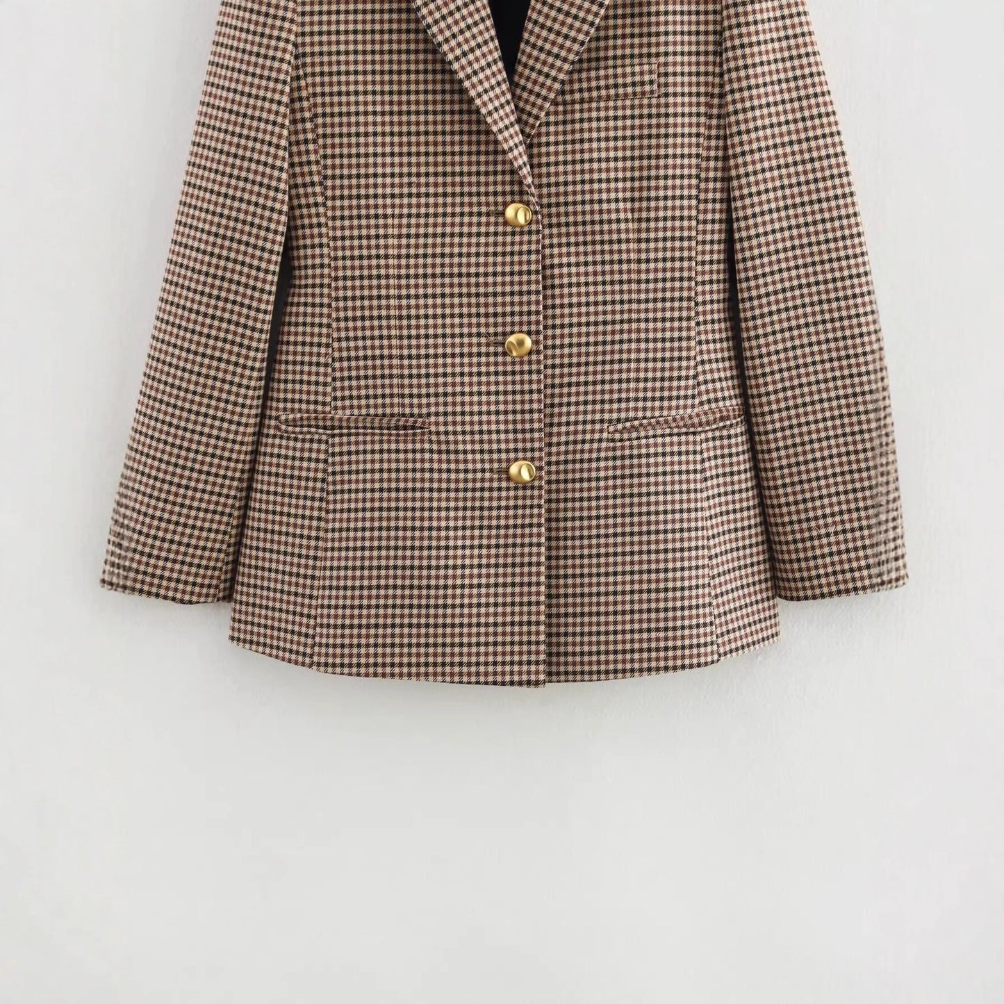 Blazer à carreaux pour femmes avec détails de boutons dorés Chic und Stil