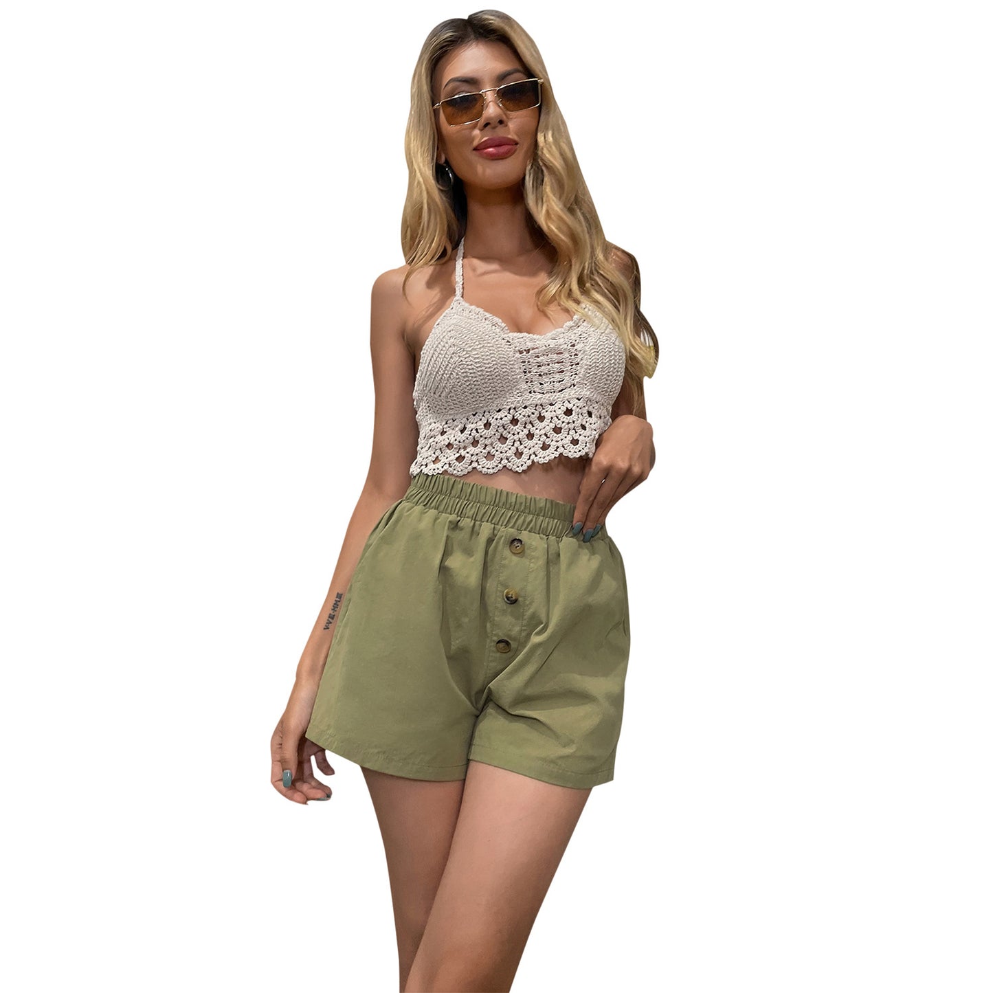 Shorts élégants pour femmes en matériau en coton respirant avec une taille élastique et des détails en bouton Chic und Stil