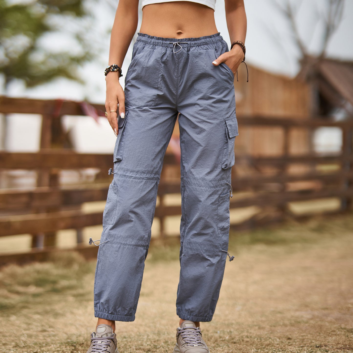Pantalons jogger cargo pour femmes avec cordon de serrage et détails de poches Chic und Stil