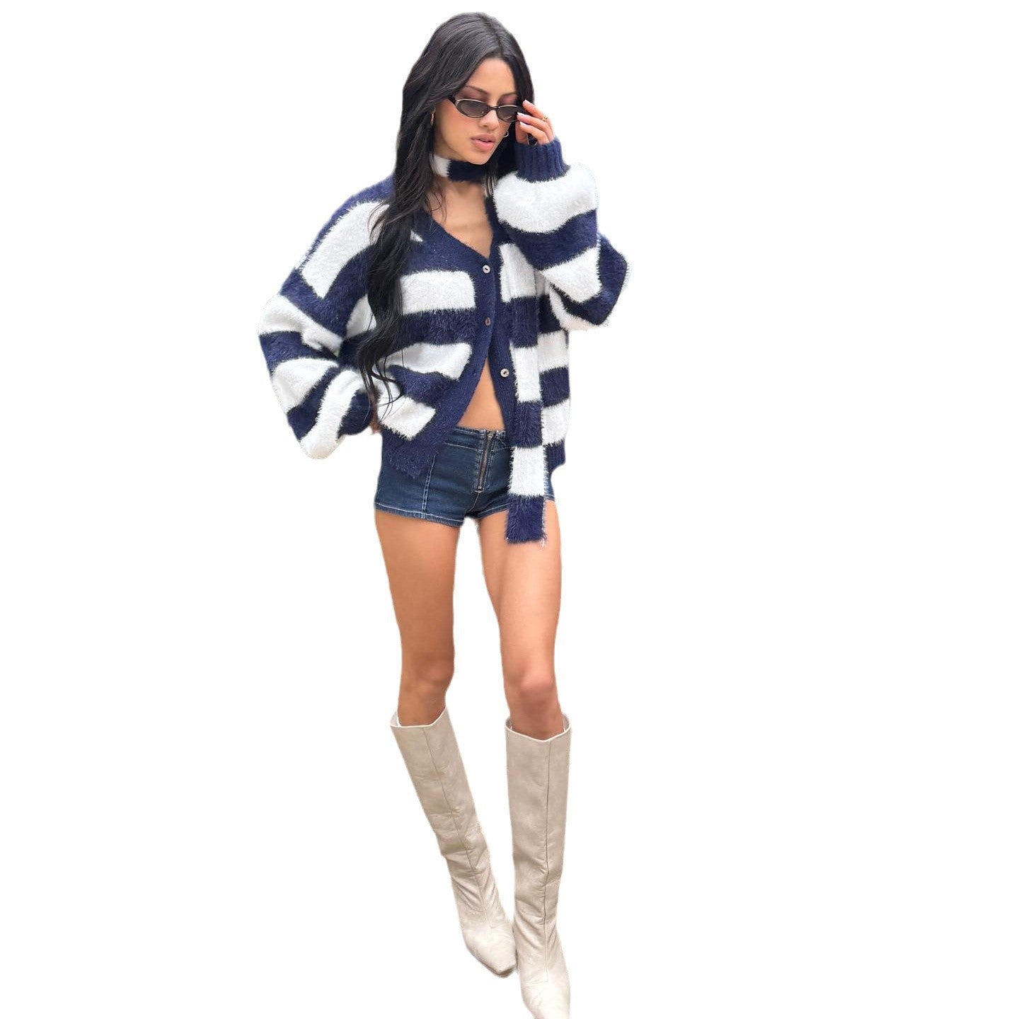 Dames Flauscher cardigan avec un motif à carreaux saisissant et des manches larges Chic und Stil