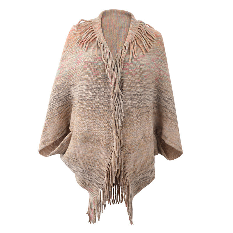 Trendy women's poncho with fringed hem and structured design Chic and Style