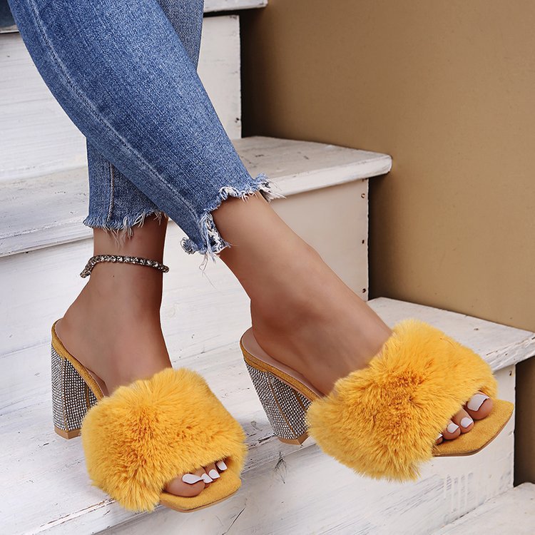 Mules glamourieuses pour dames avec fausse fourrure douce et talon scintillant Chic und Stil