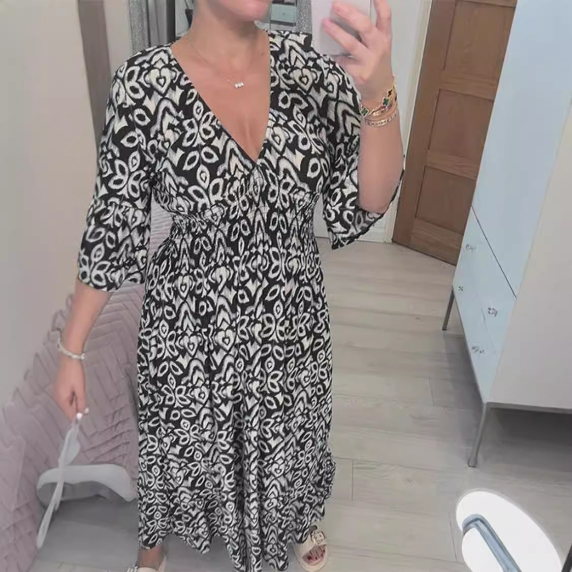 Robe maxi femme avec décolleté en V et motif floral saisissant Chic und Stil