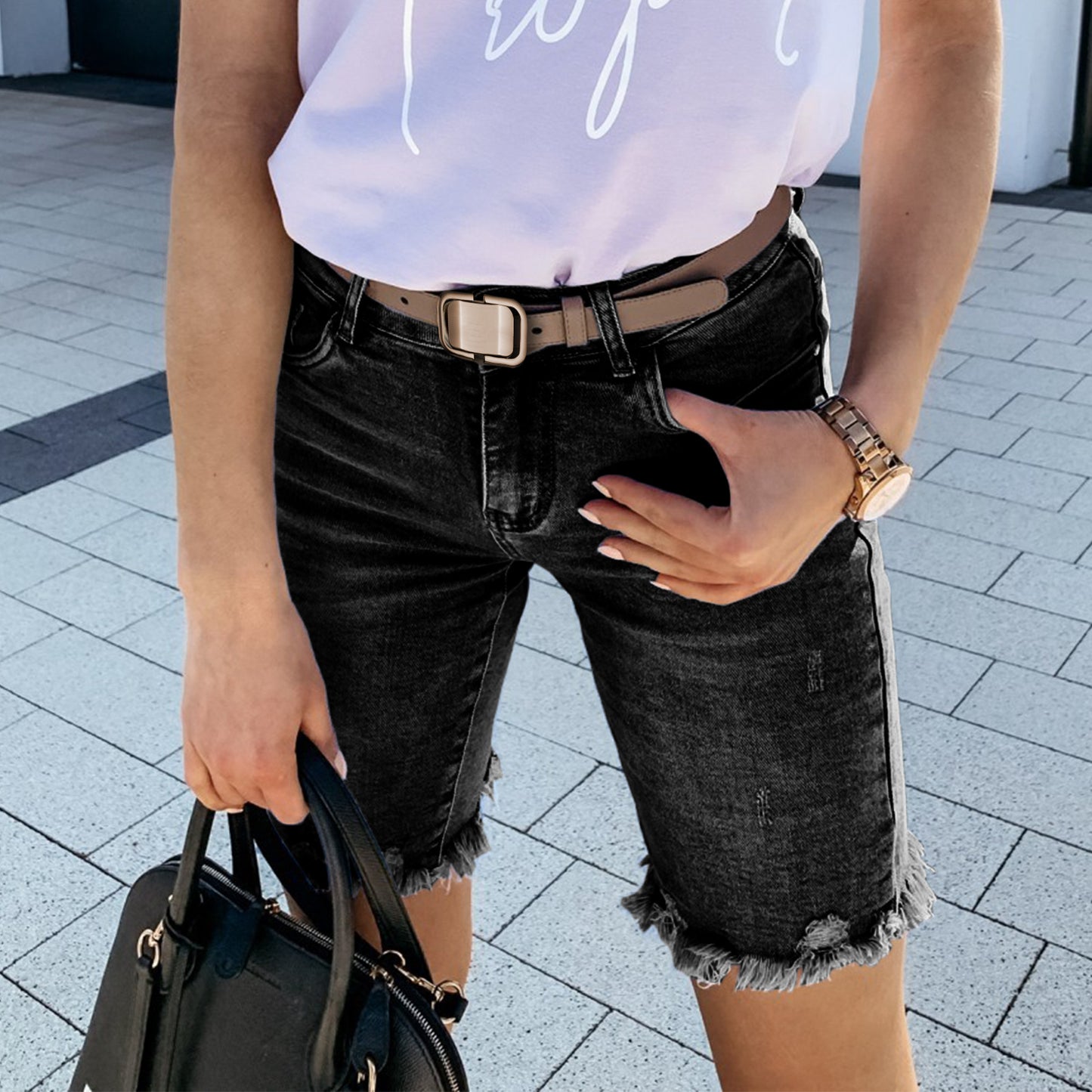 Women's Destroyed Denim Shorts with Frayed Edges and Side Stripe Chic und Stil