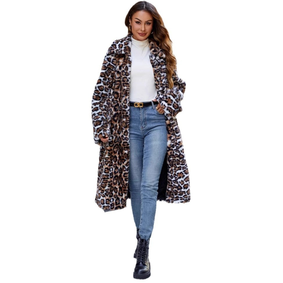 Blazer long pour femmes en fausse fourrure moelleuse avec un motif serpent à la mode Chic und Stil