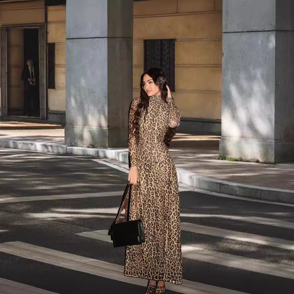 Robe maxi pour femmes en tissu léger avec motif léopard et coupe ajustée Chic und Stil
