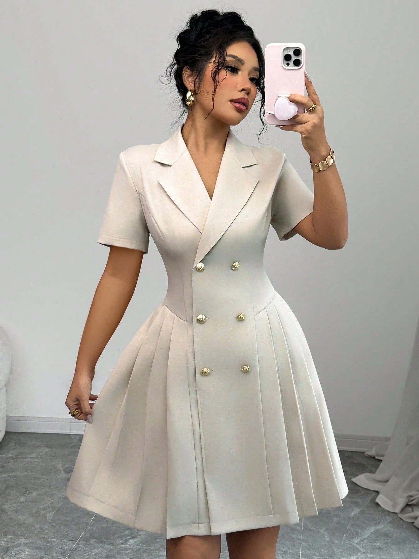 Robe plissée élégante à double boutonnage pour femmes Chic und Stil