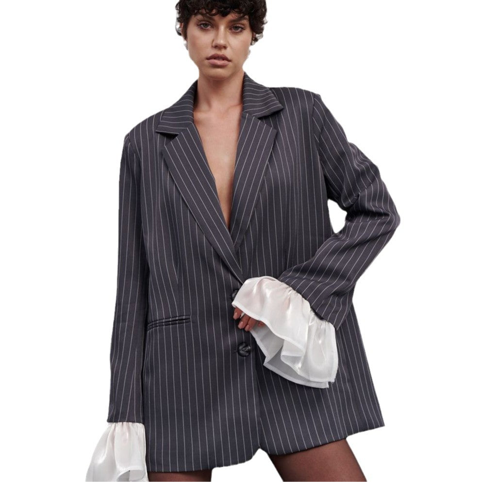 Blazer pour femmes au look rayé élégant avec des manches volumineuses Chic und Stil