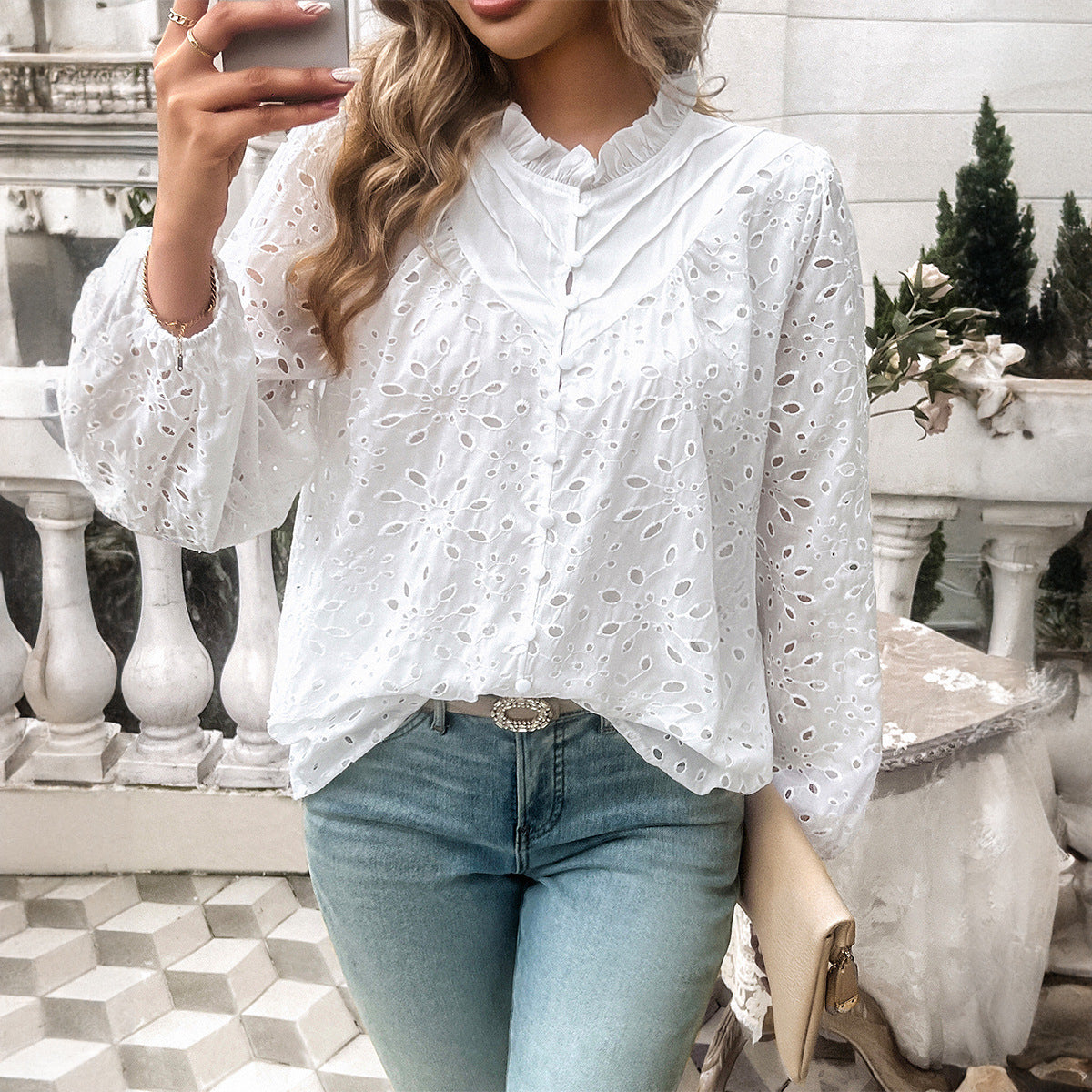 Blouse féminine tendance avec des broderies en dentelle florales et des détails de volants Chic und Stil