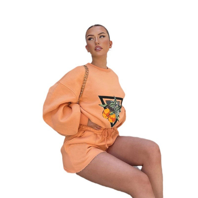 Women's stylish sweatshirt with graphic print and short shorts Chic & Stil