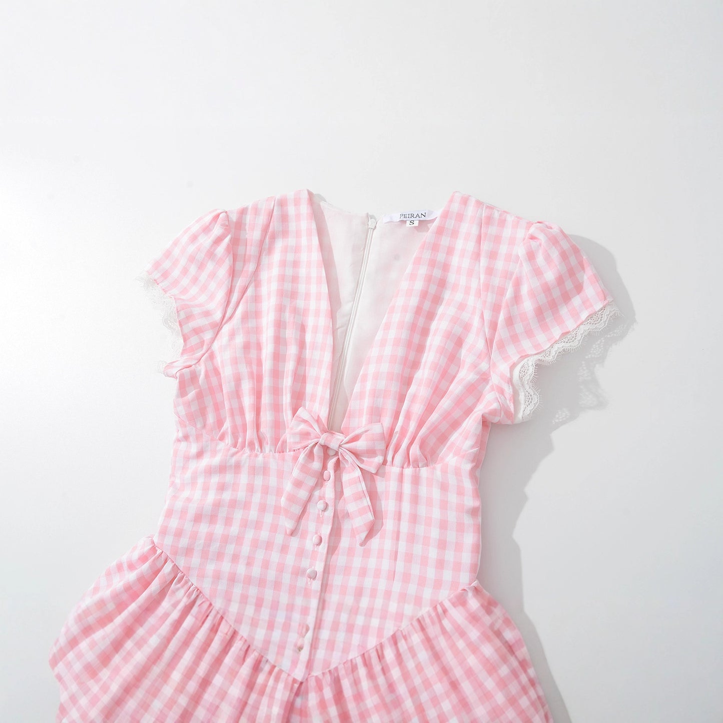 Robe à carreaux pour femmes avec une ceinture de taille ludique et des détails froncés Chic und Stil