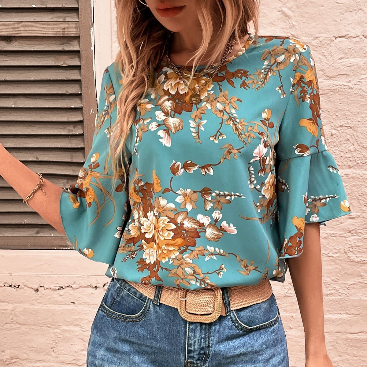 Blouse pour femmes avec des détails de volants et un imprimé floral Chic und Stil