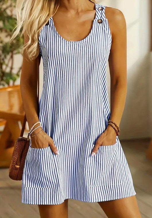 Casual striped dress for women with a loose fit, practical pockets and decorative buttons Chic und Stil
