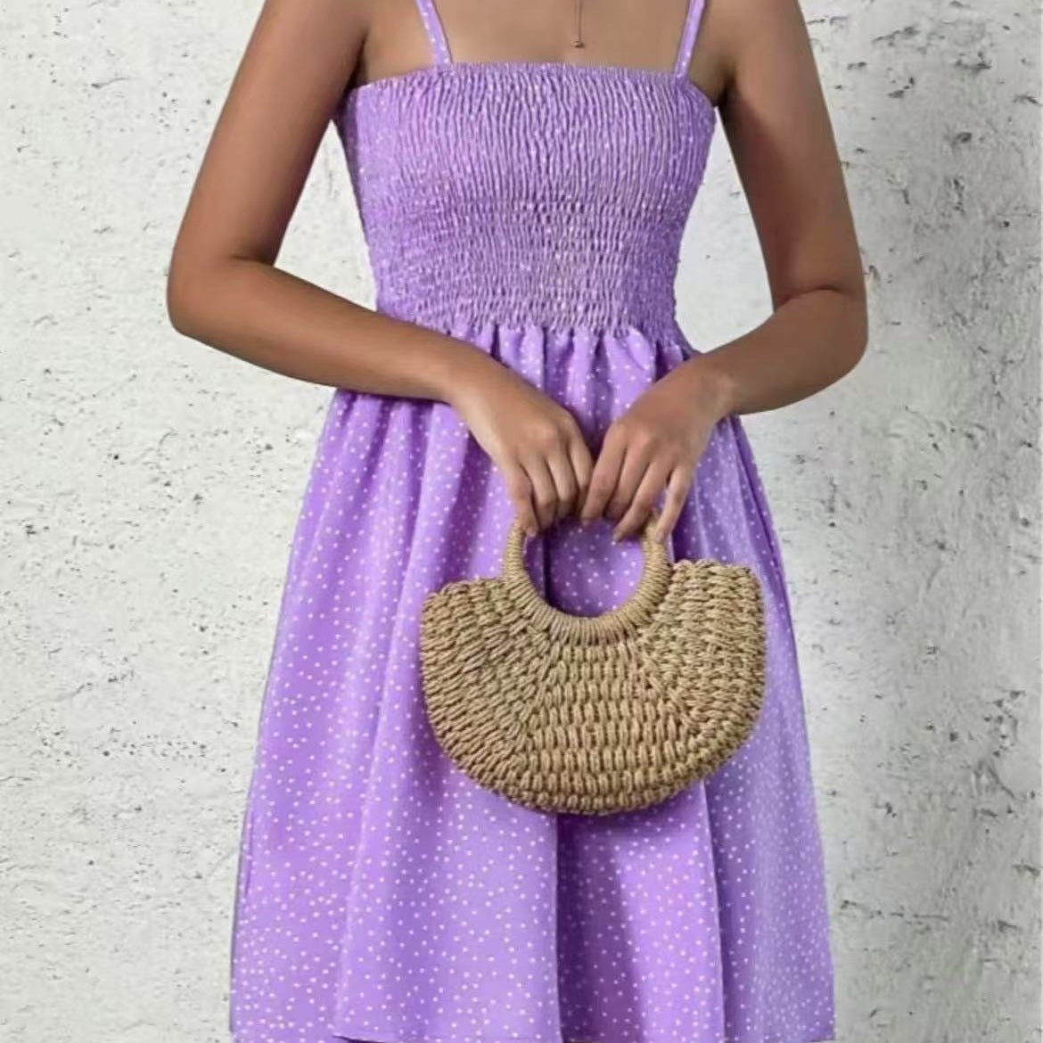 Robe à col halter pour femmes avec une silhouette aérienne et un joli motif à pois Chic und Stil