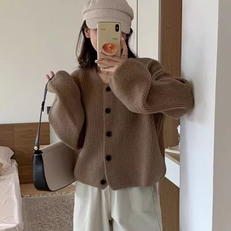 Cardigan court tendance pour femmes avec une fine structure côtelée et des détails de boutons Chic und Stil