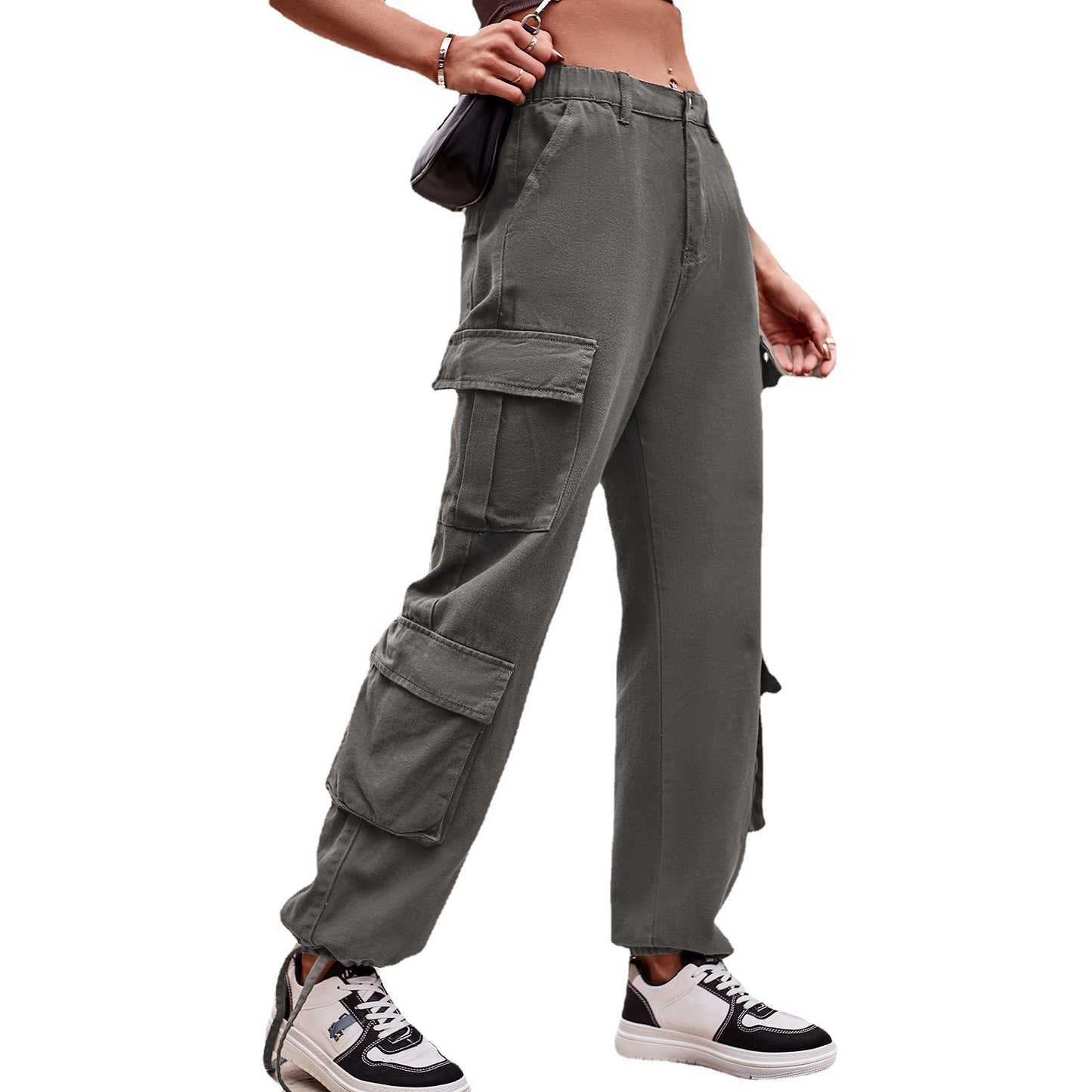 Cargo pants for women with an innovative cut and practical pockets Chic und Stil