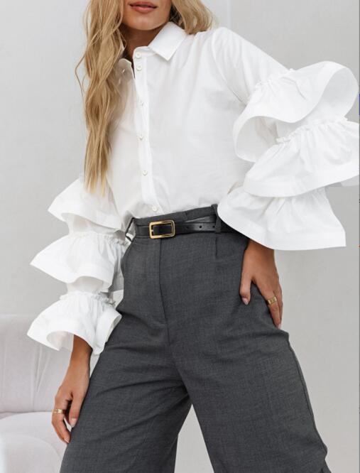 Blouse pour dames avec patte de boutonnage et manches à volants Chic und Stil