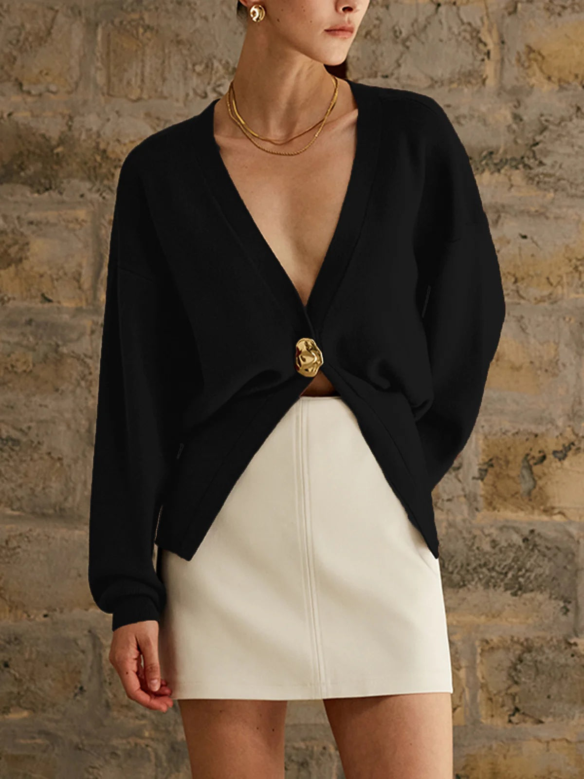 Cardigan en tricot élégant pour femmes avec décolleté en V profond et bouton décoratif Chic und Stil