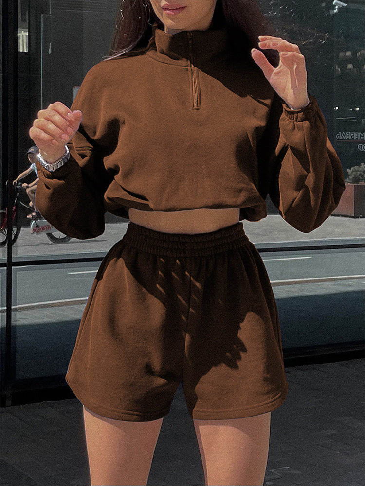 Women's sports set with cropped sweater and shorts Chic und Stil