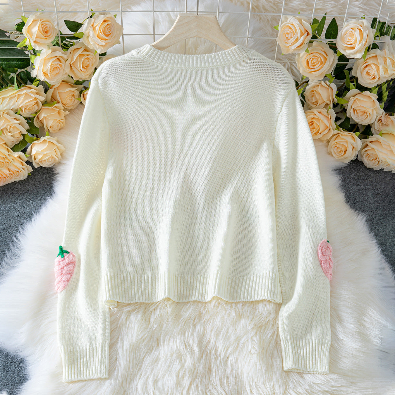 Pull en tricot pour femmes avec des applications de fraises et une coupe décontractée Chic und Stil