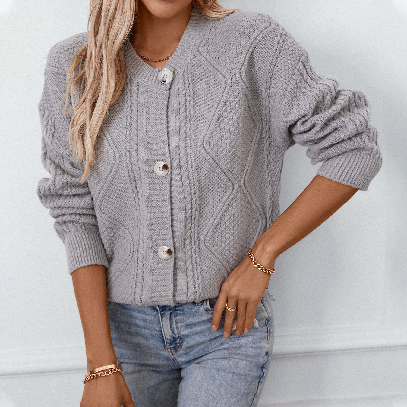 Veste en tricot pour femmes avec structure décorative et boutons Chic und Stil