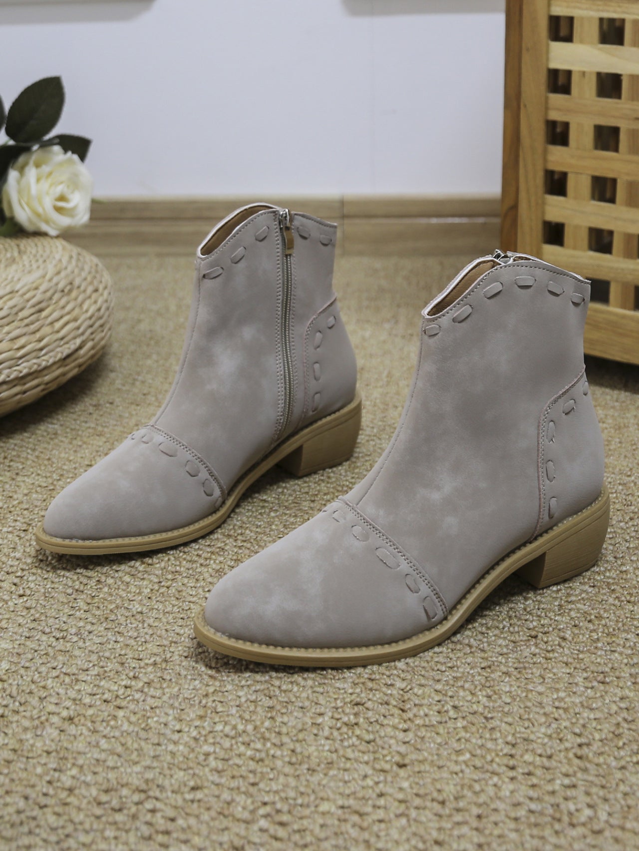 Bottines élégantes pour femmes avec des coutures décoratives à la mode et une fermeture éclair pratique Chic und Stil